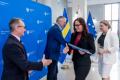 Przedstawiciele beneficjentów odbierają umowy. 