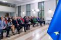 Przedstawiciele beneficjentów odbierają umowy. 
