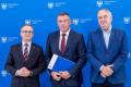 Przedstawiciele beneficjentów odbierają umowy. 