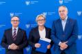 Przedstawiciele beneficjentów odbierają umowy. 