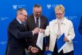 Przedstawiciele beneficjentów odbierają umowy. 