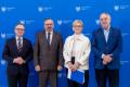 Przedstawiciele beneficjentów odbierają umowy. 