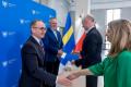 Przedstawiciele beneficjentów odbierają umowy. 