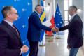 Przedstawiciele beneficjentów odbierają umowy. 