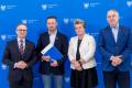 Przedstawiciele beneficjentów odbierają umowy. 