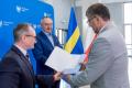 Przedstawiciele beneficjentów odbierają umowy. 