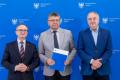 Przedstawiciele beneficjentów odbierają umowy. 