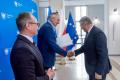 Przedstawiciele beneficjentów odbierają umowy. 