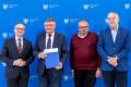 Przedstawiciele beneficjentów odbierają umowy. 