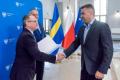 Przedstawiciele beneficjentów odbierają umowy. 