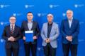 Przedstawiciele beneficjentów odbierają umowy. 