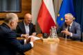 Wojciech Kamiński, Prezes Zarządu PKW S.A., Robert Kropiwnicki, Sekretarz Stanu w MAP oraz Wojciech Saługa, Marszałek Województwa Śląskiego. W tle flagi. Na stole makieta kopalni z bryłką węgla. 