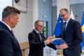 Osoby wręczające oraz beneficjenci odbierający listy gratulacyjne. 