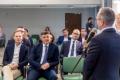 Osoby wręczające oraz beneficjenci odbierający listy gratulacyjne. 