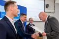 Osoby wręczające oraz beneficjenci odbierający listy gratulacyjne. 