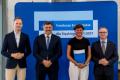 Osoby wręczające oraz beneficjenci odbierający listy gratulacyjne. 