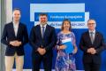 Osoby wręczające oraz beneficjenci odbierający listy gratulacyjne. 
