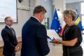 Osoby wręczające oraz beneficjenci odbierający listy gratulacyjne. 