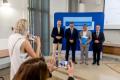 Osoby wręczające oraz beneficjenci odbierający listy gratulacyjne. 