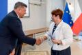 Osoby wręczające oraz beneficjenci odbierający listy gratulacyjne. 