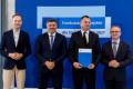 Osoby wręczające oraz beneficjenci odbierający listy gratulacyjne. 