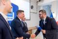 Osoby wręczające oraz beneficjenci odbierający listy gratulacyjne. 