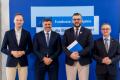 Osoby wręczające oraz beneficjenci odbierający listy gratulacyjne. 
