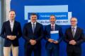 Osoby wręczające oraz beneficjenci odbierający listy gratulacyjne. 