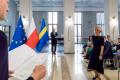 Osoby wręczające oraz beneficjenci odbierający listy gratulacyjne. 