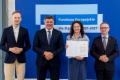 Osoby wręczające oraz beneficjenci odbierający listy gratulacyjne. 