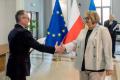 Osoby wręczające oraz beneficjenci odbierający listy gratulacyjne. 