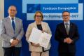 Osoby wręczające oraz beneficjenci odbierający listy gratulacyjne. 