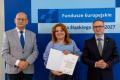 Osoby wręczające oraz beneficjenci odbierający listy gratulacyjne. 