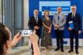 Osoby wręczające oraz beneficjenci odbierający listy gratulacyjne. 