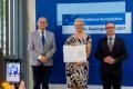 Osoby wręczające oraz beneficjenci odbierający listy gratulacyjne. 