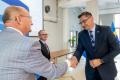 Osoby wręczające oraz beneficjenci odbierający listy gratulacyjne. 