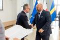 Osoby wręczające oraz beneficjenci odbierający listy gratulacyjne. 