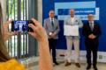 Osoby wręczające oraz beneficjenci odbierający listy gratulacyjne. 