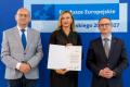 Osoby wręczające oraz beneficjenci odbierający listy gratulacyjne. 