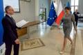 Osoby wręczające oraz beneficjenci odbierający listy gratulacyjne. 