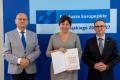Osoby wręczające oraz beneficjenci odbierający listy gratulacyjne. 
