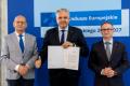 Osoby wręczające oraz beneficjenci odbierający listy gratulacyjne. 