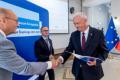 Osoby wręczające oraz beneficjenci odbierający listy gratulacyjne. 