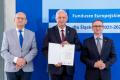 Osoby wręczające oraz beneficjenci odbierający listy gratulacyjne. 