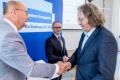 Osoby wręczające oraz beneficjenci odbierający listy gratulacyjne. 