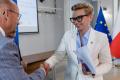 Osoby wręczające oraz beneficjenci odbierający listy gratulacyjne. 