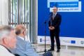 Osoby wręczające oraz beneficjenci odbierający listy gratulacyjne. 