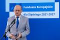 Osoby wręczające oraz beneficjenci odbierający listy gratulacyjne. 