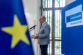 Osoby wręczające oraz beneficjenci odbierający listy gratulacyjne. 