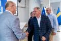 Osoby wręczające oraz beneficjenci odbierający listy gratulacyjne. 